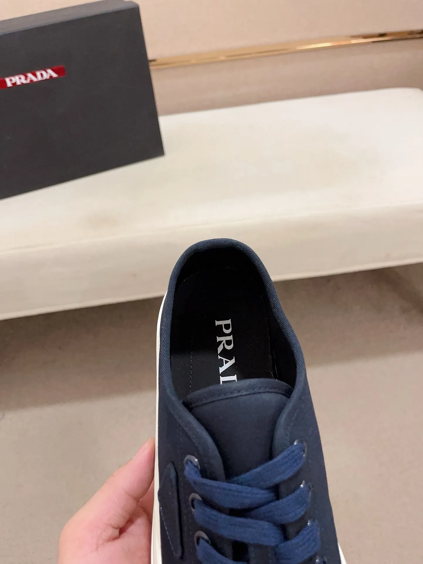 Men's shoes 💰 580💰 ✔️✔️✔️High-quality new PRADA counters are launched at the same time. The new men's shoes and 😘fabrics are selected from first-layer cowhide and are made by pure handicrafts. Lining: Full cowhide lining. 👍🏿 High-end ☄️ air-cushion molded anti-slip rubber outsole, exquisite lines, simple and elegant, comfortable and high-end for leisure travel. Code number: 38 to 44 (45 can be customized)